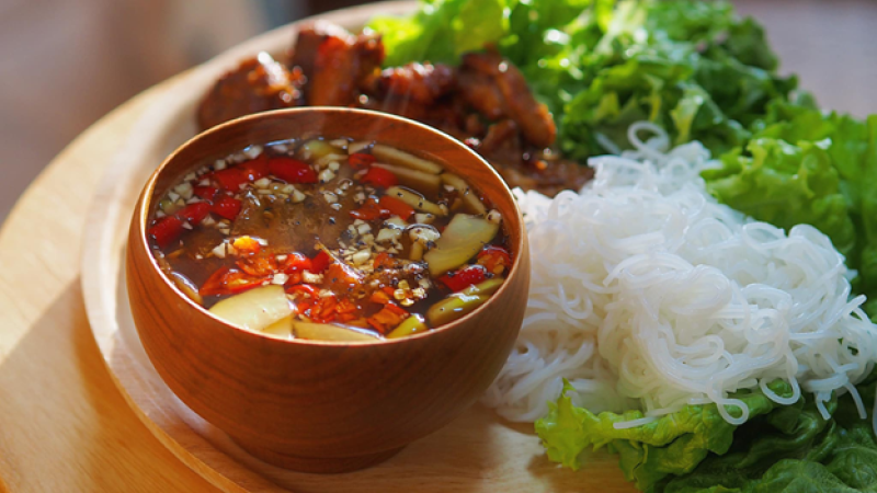 pha nước chấm bún chả