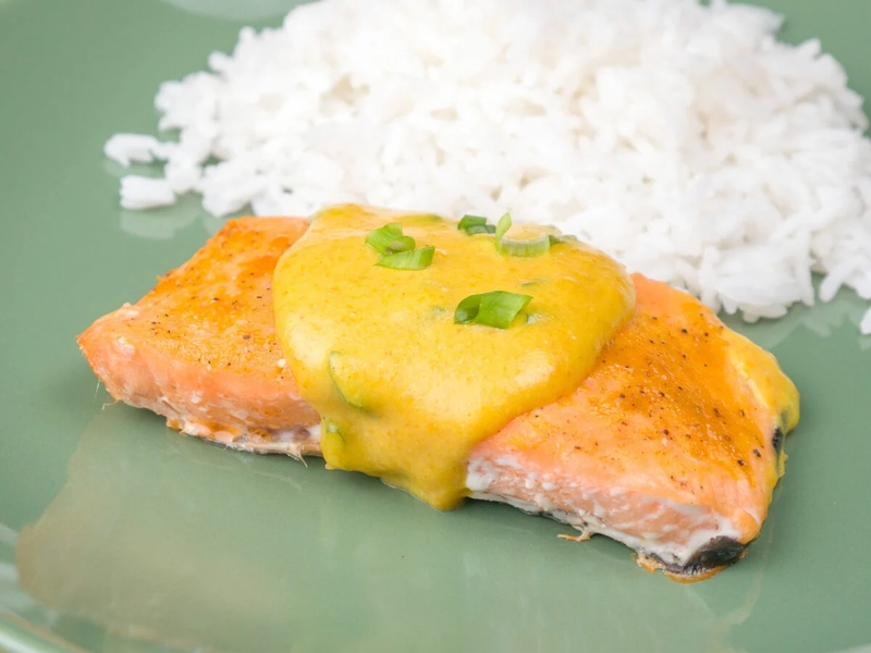 cá hồi xốt mayonnaise với trứng muối
