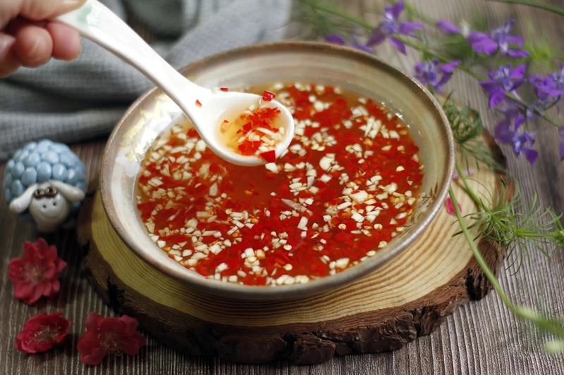 pha nước mắm chấm bánh tráng cuốn thịt heo
