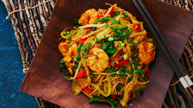 trộn nước sốt với mì xào