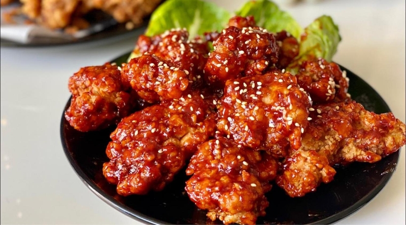 gà chiên chấm sốt chua ngọt