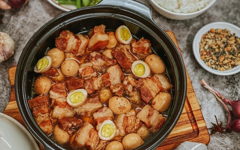 trứng cút kho thịt