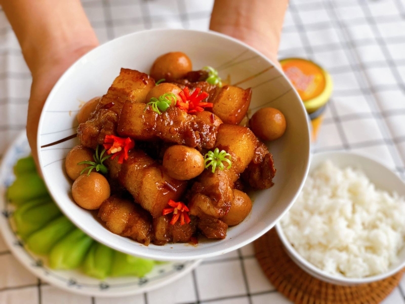 thịt kho trứng cút