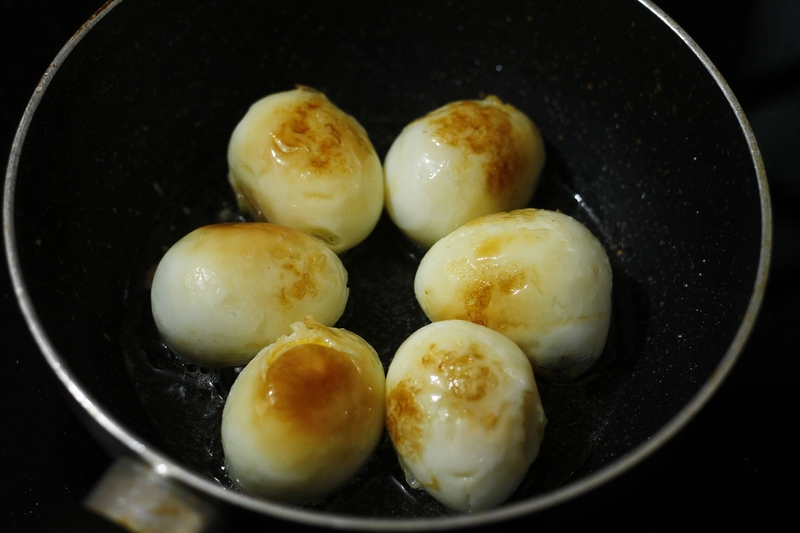 chiên trứng đã luộc qua 
