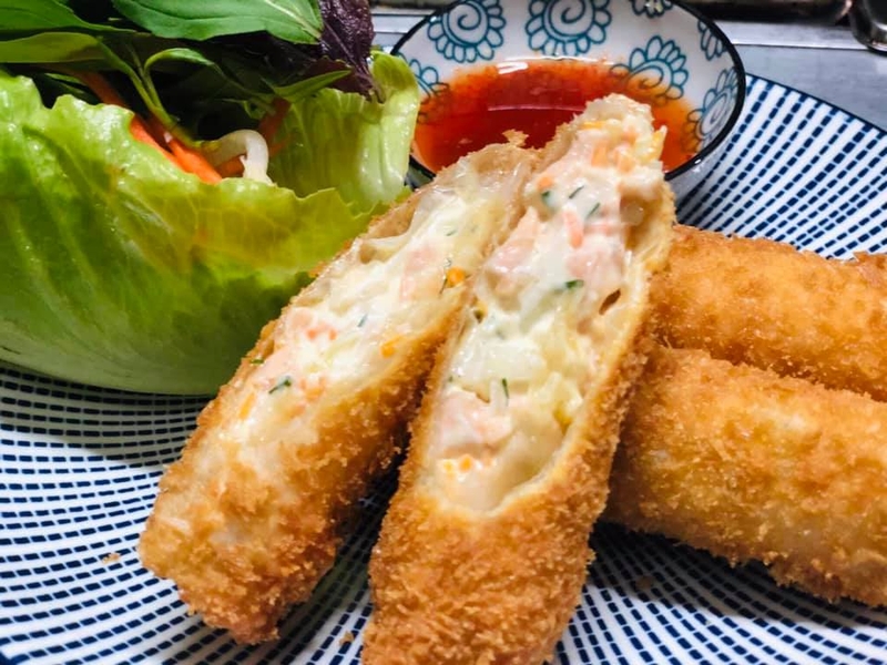 phần nhân bên trong của nem hải sản xốt mayonnaise