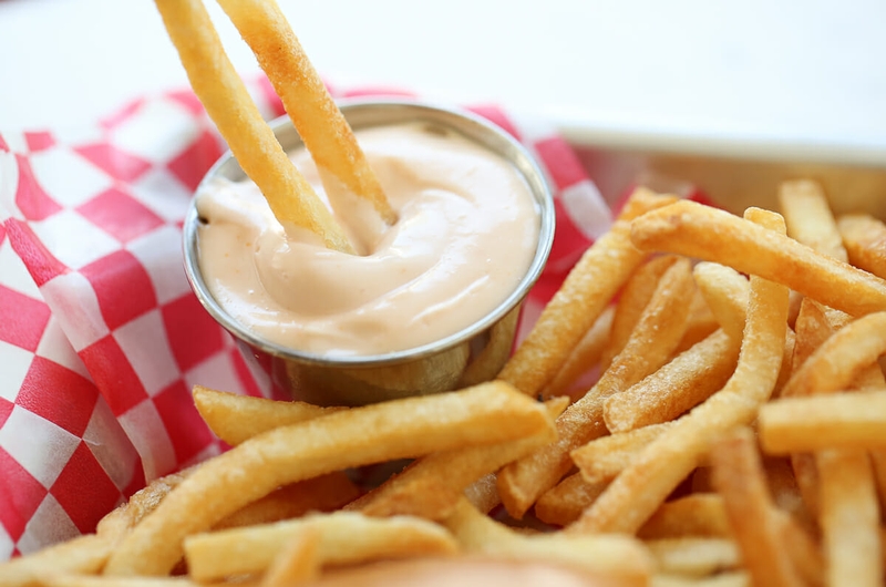 khoai tây chiên chấm sốt mayonnaise với sữa đặc