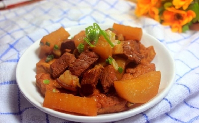 thịt kho đậu hũ với củ cải