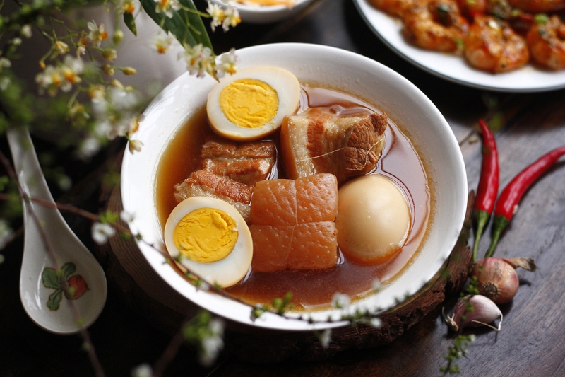 thịt kho nước dừa với trứng luộc
