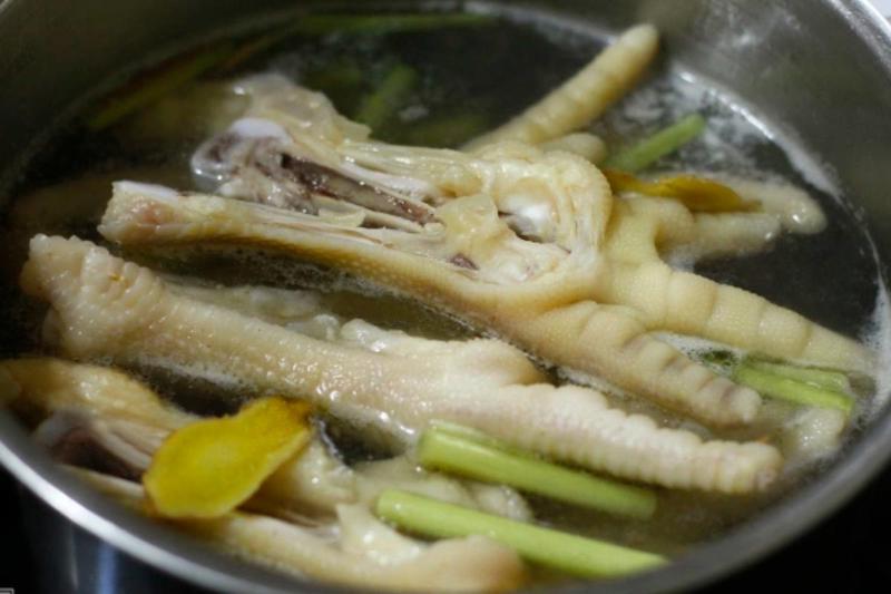 Làm chân gà chiên mắm