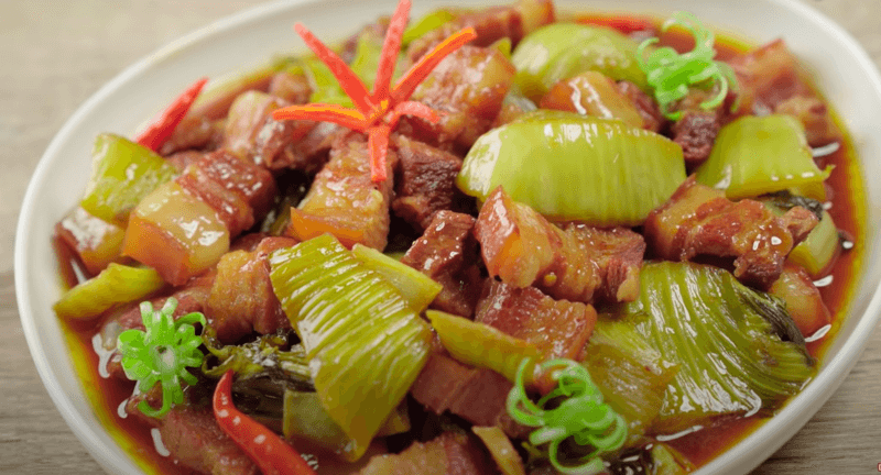 Thịt heo quay kho dưa cải