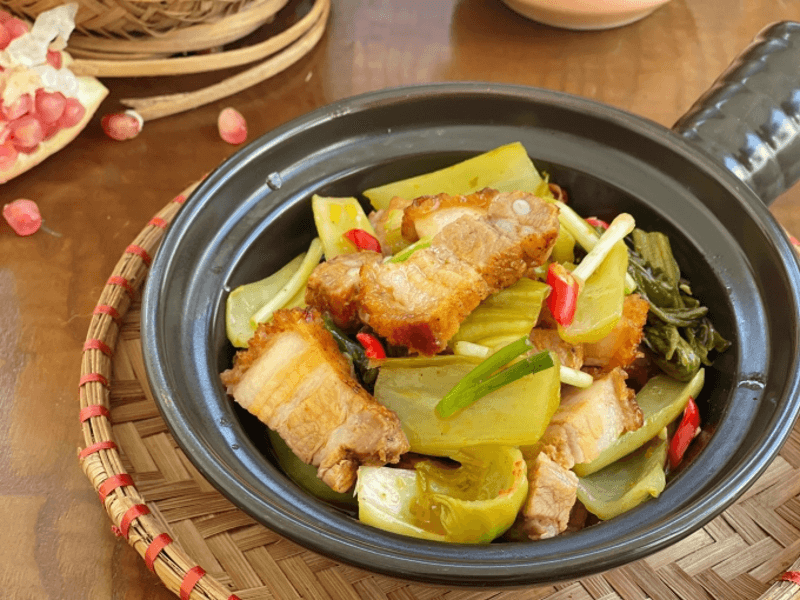 Cách làm thịt heo quay kho dưa cải