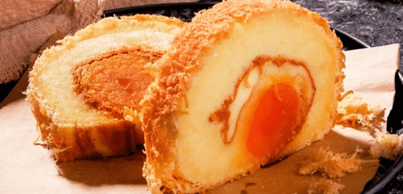 Bánh bông lan cuộn trứng muối phô mai