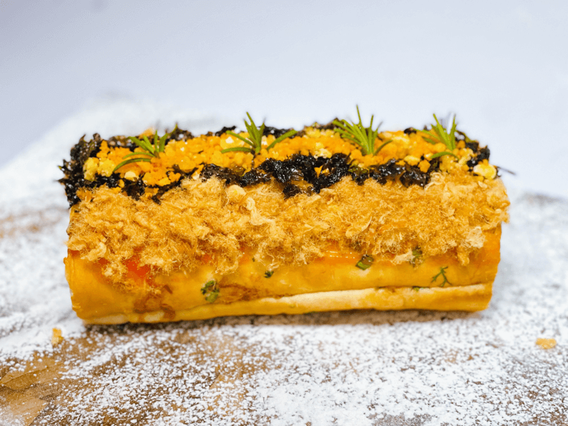 Bánh bông lan trứng muối cuộn