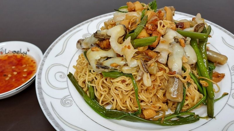 Bạn có thể chuẩn bị thêm một chén nước mắm hoặc nước tương để thưởng thức cùng món ốc móng tay xào với rau muống mì này. cách làm mì xào ốc móng tay