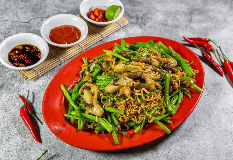 Bạn có thể nêm nếm món ốc móng tay xào với rau muống theo khẩu vị riêng, ăn kèm với tương ớt, chanh, ớt tươi,... để tăng hương vị. cách xào ốc móng tay với rau muống