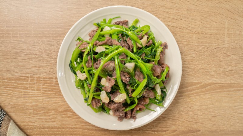 Chỉ với vài bước cơ bản đã có ngay món thịt bò xào rau muống siêu ngon. cách làm thịt bò xào rau muống