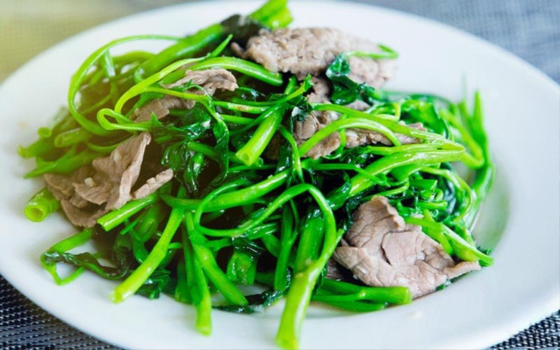 Thịt bò xào với rau muống theo cách này sẽ giữ được màu xanh tươi và độ giòn của rau. cách làm bò xào rau muống giòn xanh