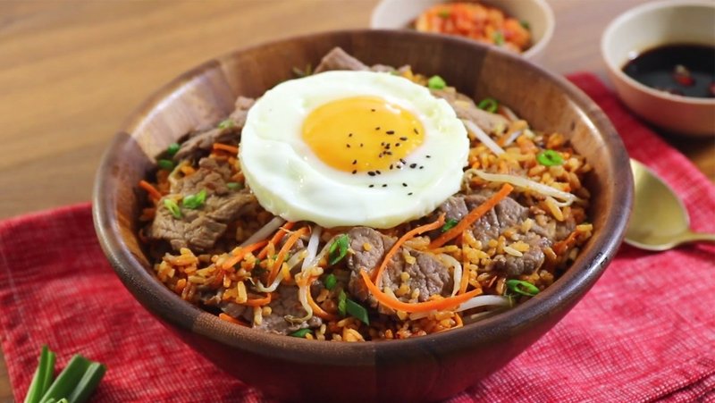 Cơm chiên bò trứng nước tương có thịt bò mềm ngọt, trứng ốp la béo ngậy cùng cơm chiên đậm vị - Đây là sự kết hợp bùng nổ cho chiếc bụng đói. cách làm cơm chiên bò trứng nước tương thấm vị