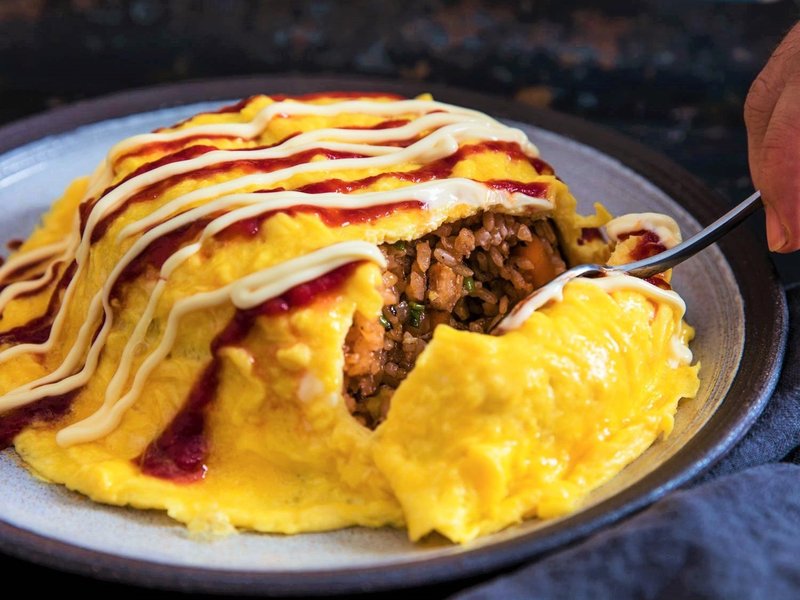 Món cơm chiên cua nước tương phủ trứng không chỉ ngon miệng, bổ dưỡng mà còn vô cùng đẹp mắt. cách làm cơm chiên cua nước tương