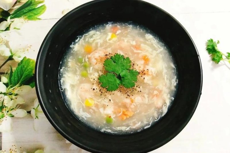 Súp tôm trứng có kết cấu sánh mịn, vị ngọt thanh tự nhiên dễ dàng chinh phục khẩu vị của bé. cách nấu súp tôm trứng cho bé