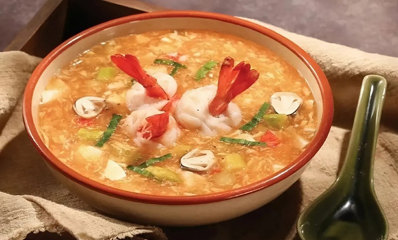 Chén súp ấm nóng, ngọt thanh với tôm tươi ngọt, nấm hương thơm lừng và nấm tuyết giòn sần sật - hoàn hảo cho một ngày se lạnh! Cách nấu súp tôm nấm đơn giản