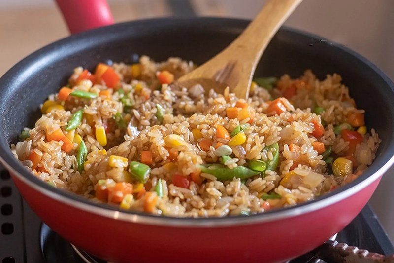 Bạn có thể tùy chỉnh công thức bằng cách thêm các loại rau củ, rau xanh như cà rốt, hành tây, cải ngọt,... theo khẩu vị cá nhân để món cơm chiên thêm phong phú. tùy chỉnh công thức làm cơm chiên mayonnaise bằng cách thêm các loại rau củ, rau xanh như cà rốt, hành tây, cải ngọt,...