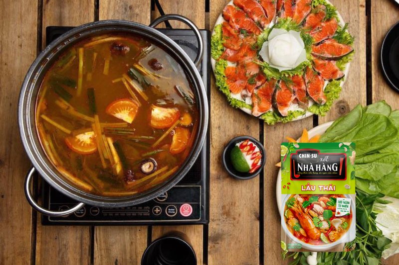 Với xốt nhà hàng lẩu thái CHIN-SU tiện lợi, bạn sẽ dễ dàng nấu được nồi lẩu cá hồi mang hương vị chua cay đậm đà, chuẩn vị nhà hàng ngay tại nhà. Cách nấu lẩu thái đầu cá hồi