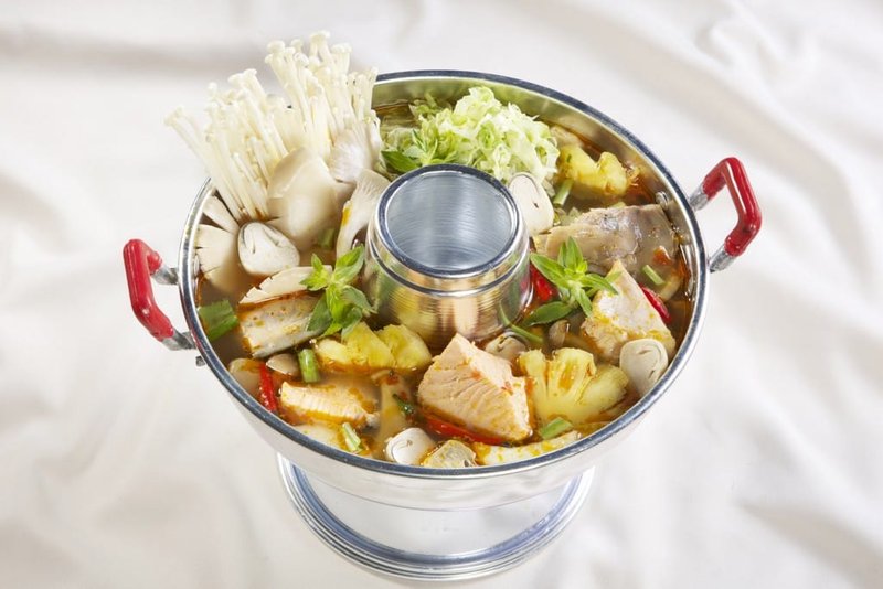 Lẩu cá hồi nấu nấm chua cay, kết hợp hoàn hảo cùng vị ngọt béo của cá hồi và nấm tươi giòn sần sật, hứa hẹn một trải nghiệm ẩm thực cực kỳ lôi cuốn. Cách làm lẩu cá hồi không tanh