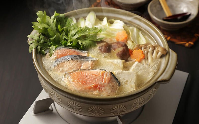 Món lẩu cá hồi kiểu Nhật chinh phục thực khách bằng vị thanh ngọt tự nhiên của rau củ và hương thơm ấm áp đặc trưng của tương Miso đậm đà. Cách nấu lẩu cá hồi kiểu Nhật