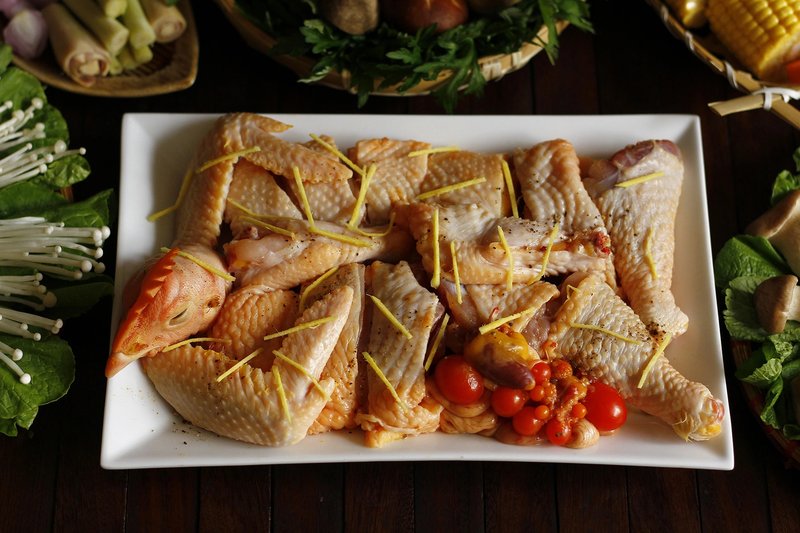 Ướp thịt gà cùng hạt nêm ngọt thanh CHIN-SU và một số gia vị là bước quan trọng trong quá trình nấu lẩu gà nấm