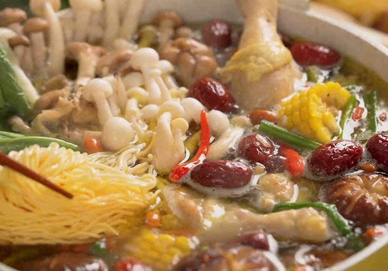 lẩu gà nấm là món ăn phù hợp cho những ngày se lạnh