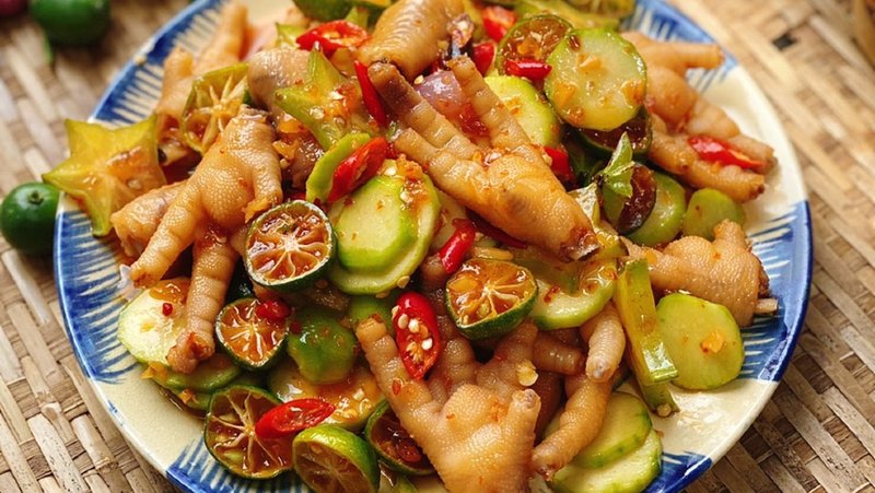 Combo chân gà giòn dai và cóc non thấm vị cay nồng, ăn là ‘dính’ ngay. làm chân gà sốt thái với cóc
