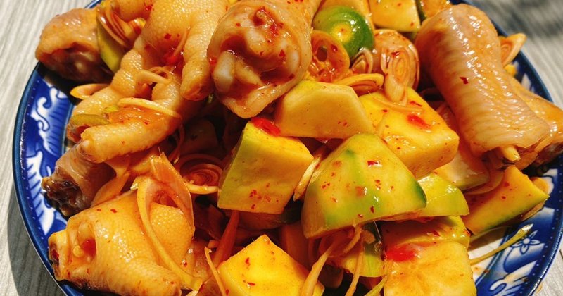 Sự kết hợp ‘gây nghiện’ giữa chân gà sần sật và xoài xanh giòn, tất cả quyện trong nước sốt Thái chua cay, ăn tới đâu xuýt xoa tới đó. công thức làm chân gà sốt thái