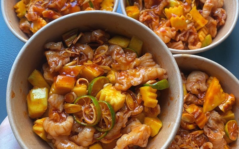 Phiên bản chân gà sốt Thái ‘chân ái’ dành cho team lười gặm, bạn chỉ việc nhâm nhi và cảm nhận vị sốt đậm đà bùng nổ trong miệng. chân gà sốt thái rút xương cho team lười gặm