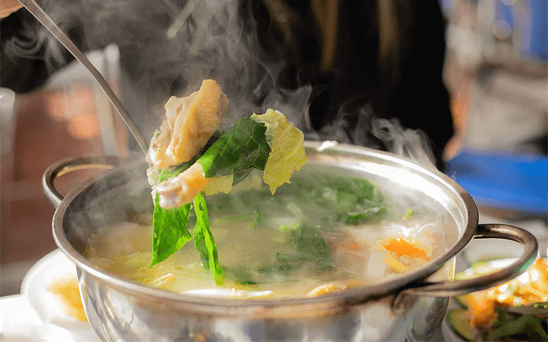Làm nước lẩu gà với nước dừa