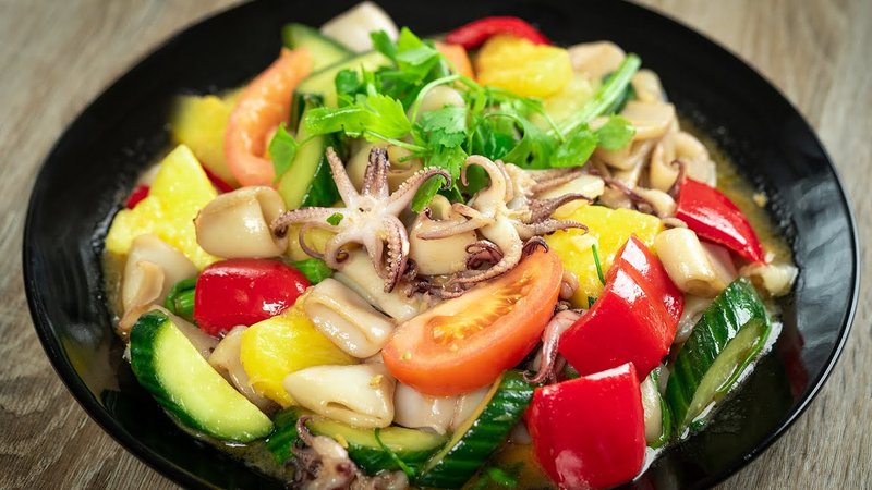 Mực xào dưa leo, cà chua, cần tây rực rỡ sắc màu với cà chua chua dịu và cần tây thơm lừng, tạo nên một hương vị khó quên. cách làm mực xào dưa leo cà chua cần tây