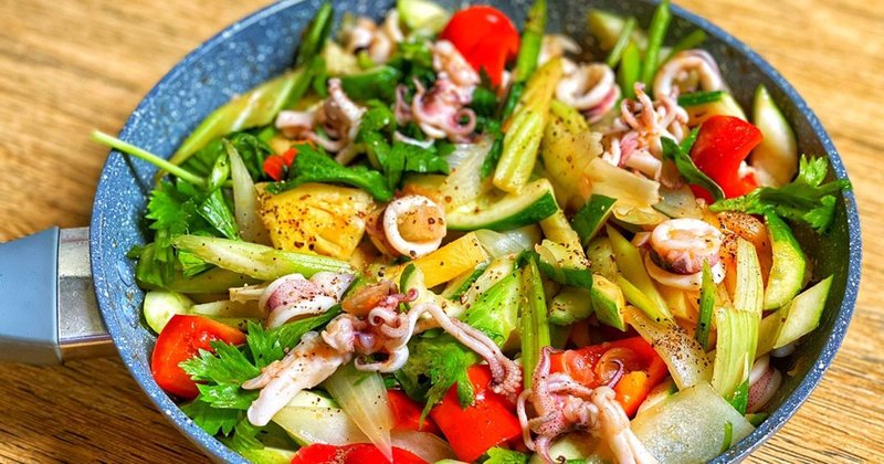 Cách xào mực với dưa leo, cà chua, thơm mang đến hương vị cực kỳ bùng nổ. cách làm mực xào dưa leo cà chua thơm