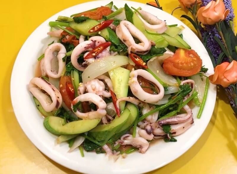 Cách xào mực với dưa leo hành tây vừa quen thuộc vừa ngon bất ngờ. cách làm mực xào dưa leo hành tây