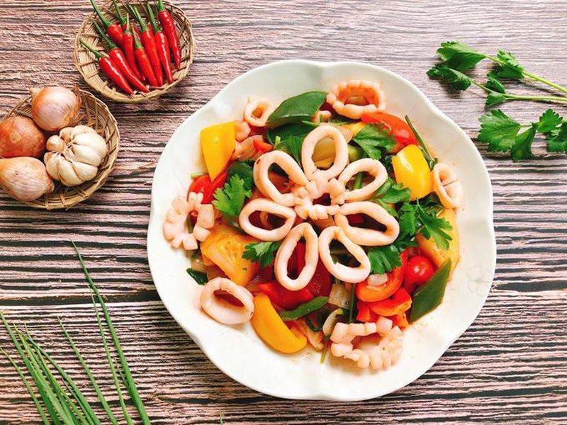 Mực xào dưa leo ớt chuông trở thành ‘bữa tiệc’ thị giác và vị giác hấp dẫn. cách làm mực xào ớt chuông dưa leo