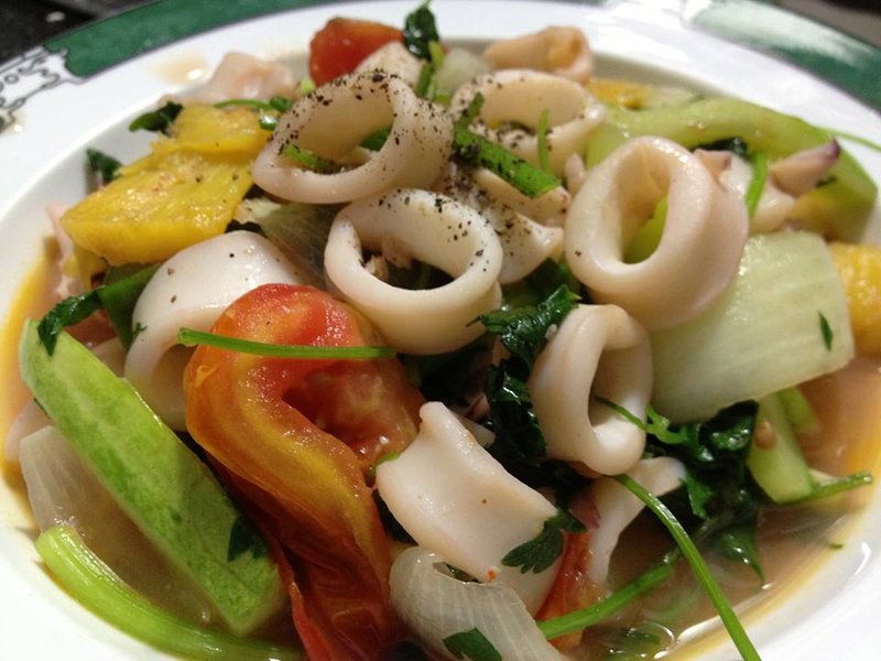 Mực xào dưa leo cà chua có thể làm hài lòng mọi khẩu vị. cách xào mực với dưa leo cà chua