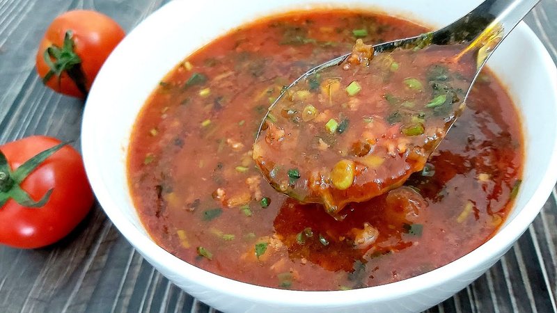 Nước sốt chấm bánh mì nước tương kết hợp với cà chua giúp phần nhân đậm đà, chua ngọt cân bằng. cách làm nước sốt bánh mì nước tương cà chua