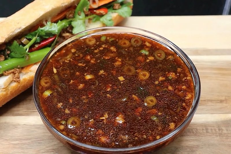 Nước sốt chấm bánh mì chả nên có vị chua ngọt, béo nhẹ để hài hòa với phần nhân mặn. cách làm nước sốt chấm bánh mì chả