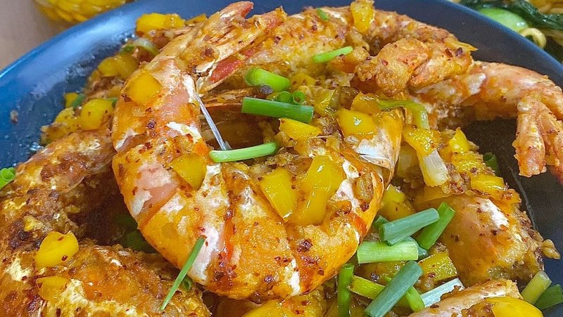 Tôm sú xào bơ tỏi bắp giúp nhân đôi vị ngọt với sự kết hợp giữa tôm tươi và bắp cùng sốt bơ tỏi béo ngậy. tôm sú xào bơ tỏi bắp