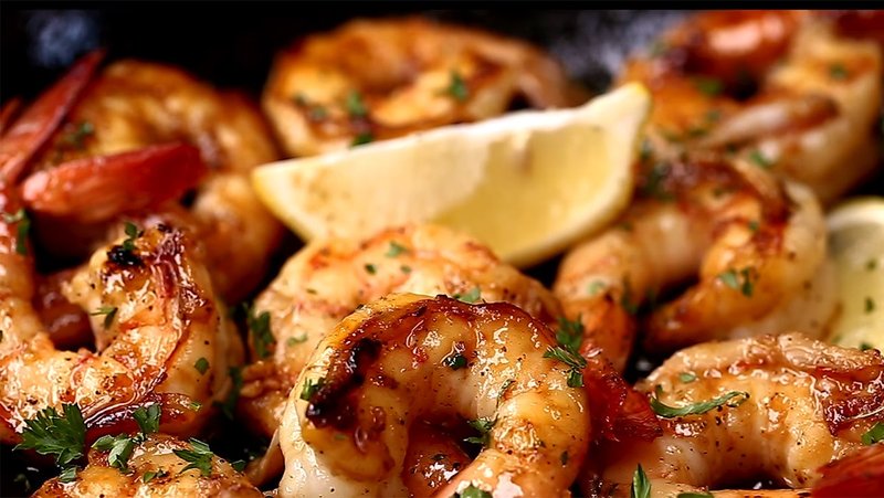 Tôm sú bơ tỏi khoác lên mình lớp xốt mật ong ngọt ngào chắc chắn sẽ khiến bạn thích mê. tôm xào bơ tỏi xốt mật ong