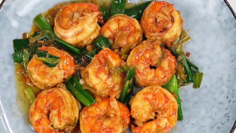Tôm sú xào bơ tỏi với nước tương đậm đà khó cưỡng, ăn là ghiền. tôm sú xào bơ tỏi nước tương