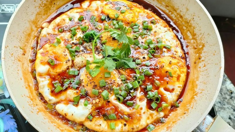 Nâng tầm món trứng chiên quen thuộc với phiên bản sốt nước tương sánh mịn, đậm đà. làm trứng chiên sốt nước tương lạ miệng