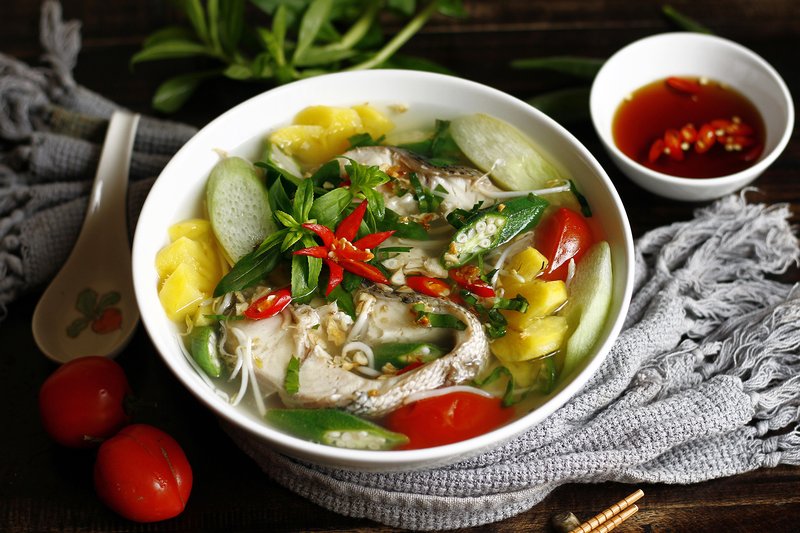 Canh chua cá nấu dọc mùng ở miền Trung và Nam