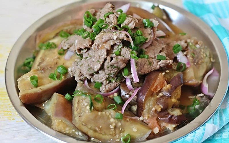 Thịt bò mềm ngọt, đậm đà cùng cà tím mềm thơm là món xào giàu dưỡng chất cho cả nhà. cà tím xào thịt bò ngon