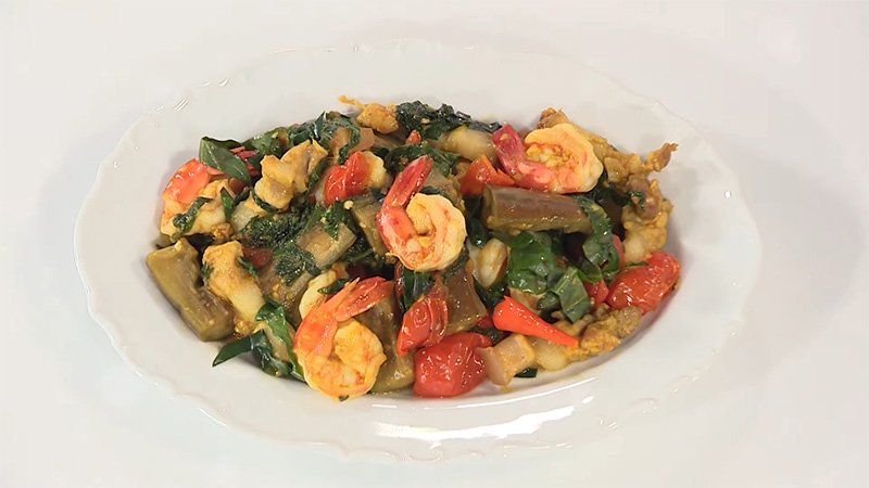 Tôm chắc thịt kết hợp với cà tím mềm ngọt, tạo nên hương vị mới lạ cho cả nhà đổi vị. cách làm cà tím xào tôm