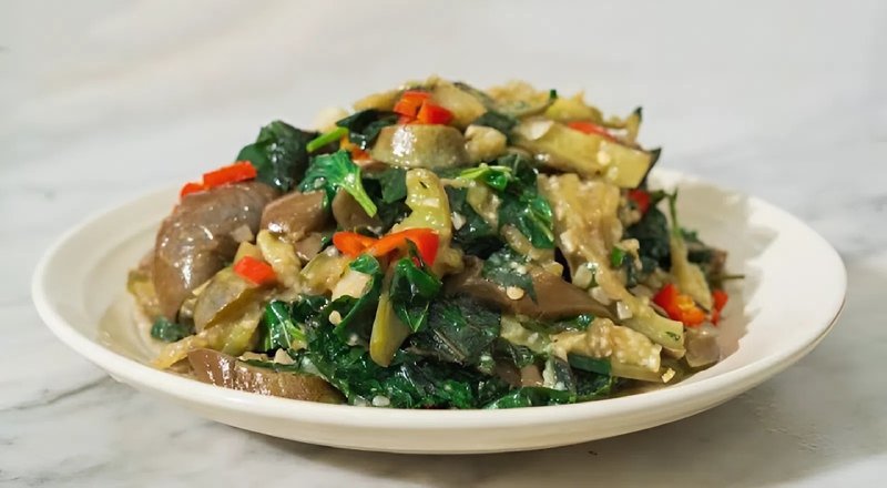 Món cà tím xào lá lốt ngon và rất dễ làm, bạn nên thử chế biến cho gia đình. Món cà tím xào lá lốt